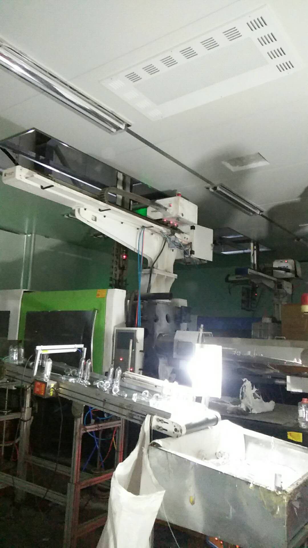 華聯(lián)塑料制品有限公司生產(chǎn)車間凈化裝修施工中